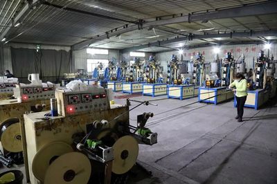 六十三团涉农企业开足马力忙生产，旅客票务代理业务同步推进